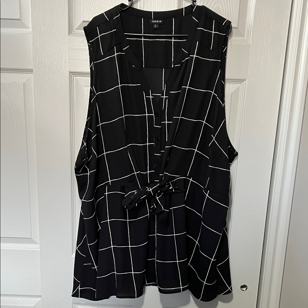 Torrid Black and White Graphic Sleeveless Blouse